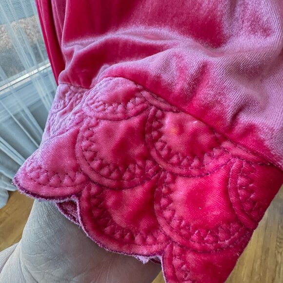 Vintage 80s robe, raspberry pink velvet, stitched scalloped lapels & cuffs, tie - Picture 8 of 9
